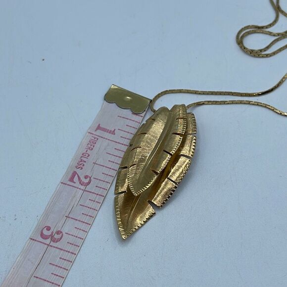 Vintage double leaf moving pendant necklace gold colored. - Picture 6 of 10